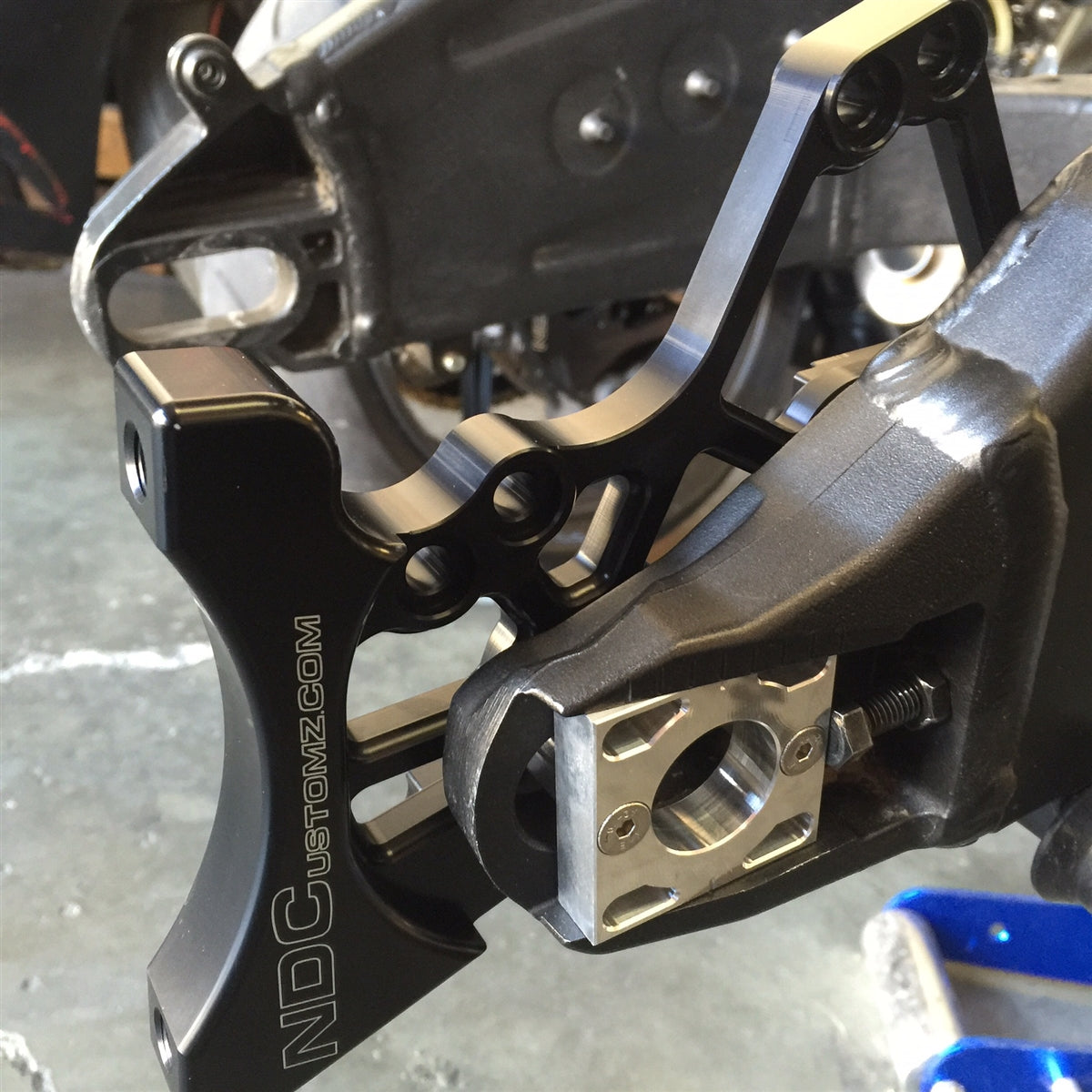 05-25 ZX6R Swing Arm Saver